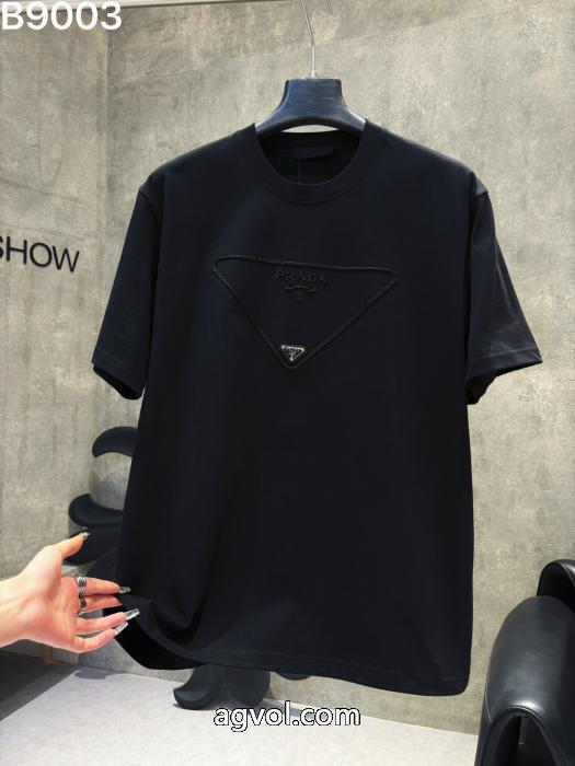 ブランド コピー 激安プラダ海外先行発売！ 欲しい可愛く新鮮 2026年ホリデー新作半袖Tシャツ_0_2
