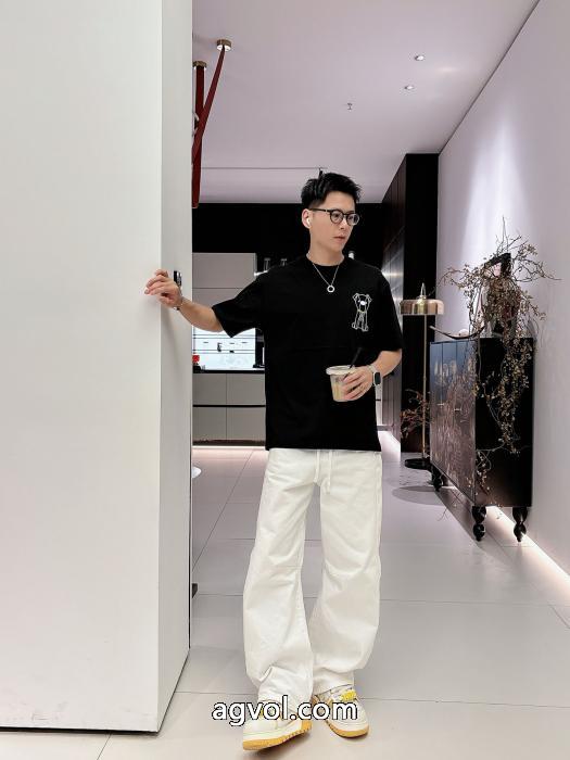 ブランド コピー 販売話題沸騰中  抜群の人気を集め 人気商品再入荷FENDI半袖Tシャツ_0_0