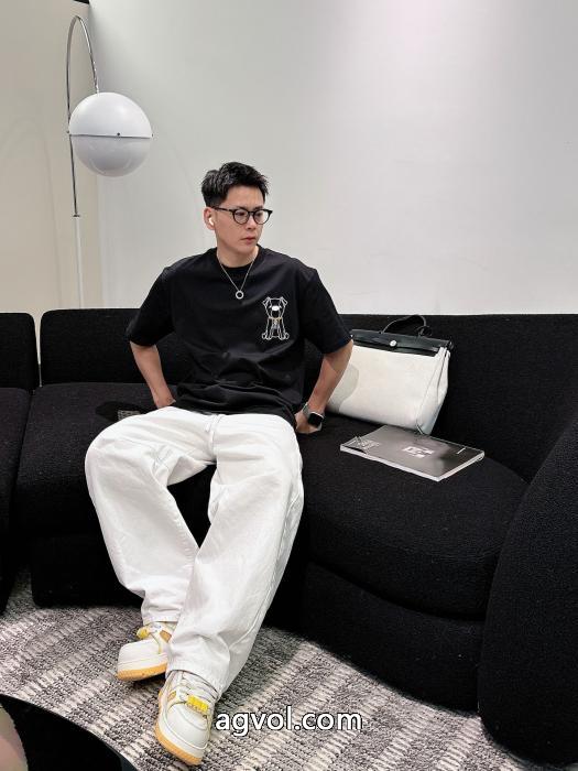 ブランド コピー 販売話題沸騰中  抜群の人気を集め 人気商品再入荷FENDI半袖Tシャツ_0_1