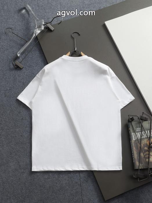 半袖TシャツBURBERRYお洒落 著名人の着用 有名人の愛用品ブランド スニーカー 激安_0_1