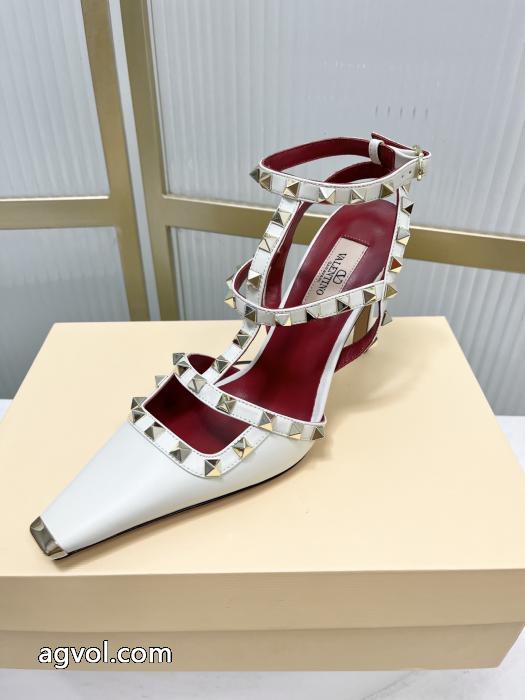 予約完売品 海外限定 スタイリッシュなデザインブーツヴァレンティノブランド 偽物 激安.._0_2