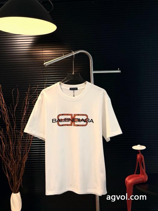 お洒落で人気アイテム 2026最新入荷 高級感漂う半袖Tシャツブランド コピー 優良店バレンシアガ_0_2