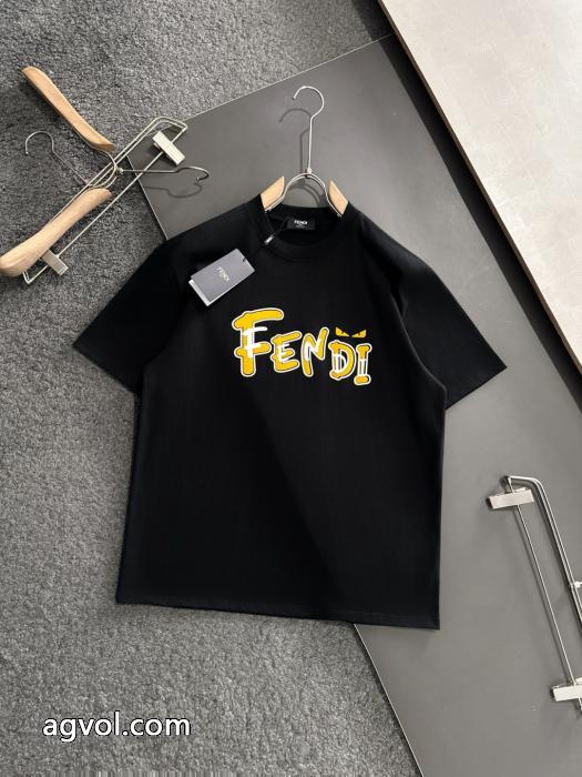 2026SSコレクションに新着 雰囲気が違う 超激得定番半袖TシャツFENDIブランド コピー バック_0_1