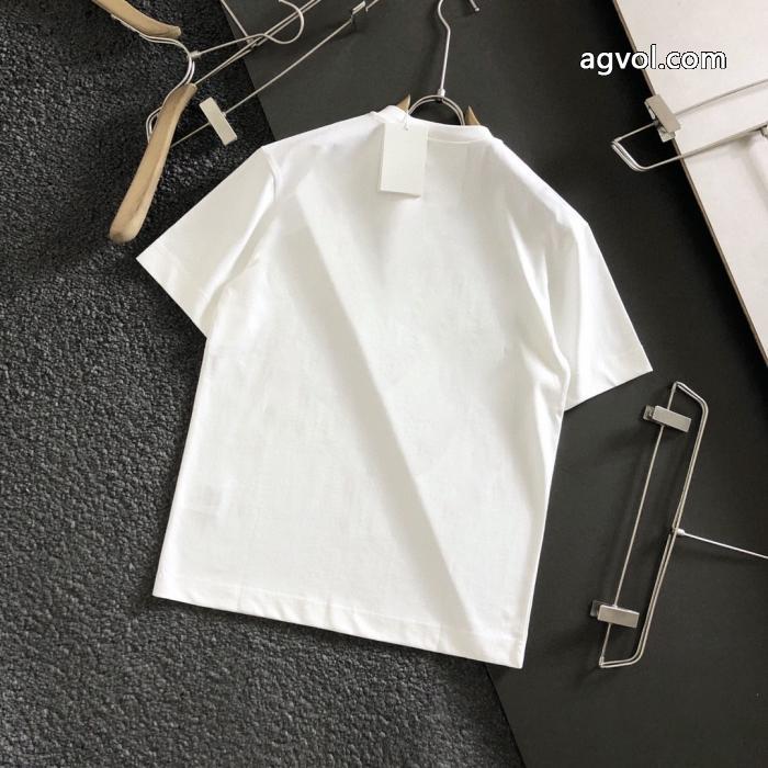 偽 ブランド 販売LOUIS VUITTON雑誌掲載のアイテム 海外直送 2026超人気の最新作半袖Tシャツ_0_3