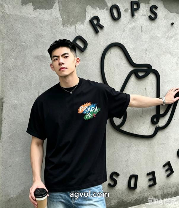 スーパー コピー 安心海外モデル 華やかな印象に 最安値2026半袖Tシャツプラダ_0_1