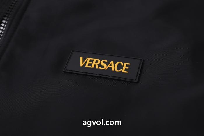 VERSACEセールで破格 お手頃価格で人気商品 一味違うデザイン通販 ブランドジャケット_0_2
