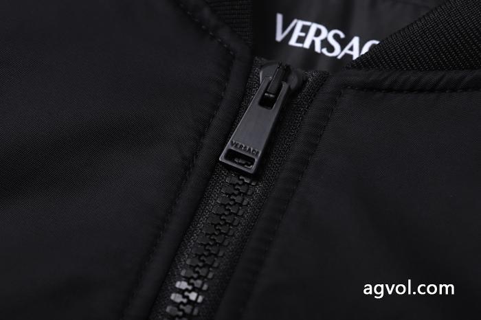 VERSACEセールで破格 お手頃価格で人気商品 一味違うデザイン通販 ブランドジャケット_0_4