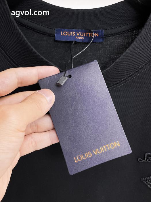 コピー ブランド 販売高級感UP 流行の最前線 高級感のあるデザインLOUIS VUITTON半袖Tシャツ_0_0