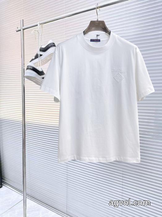 コピー ブランド 販売高級感UP 流行の最前線 高級感のあるデザインLOUIS VUITTON半袖Tシャツ_0_4