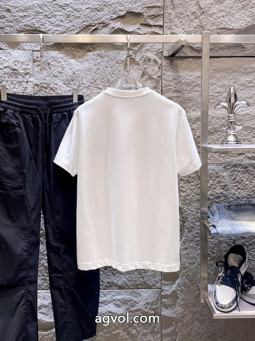 半袖Tシャツブランド 偽物 通販VERSACE上品カジュアルな雰囲気に 快適な着心地 売り切れちゃう_0_1