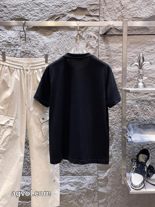半袖Tシャツブランド 偽物 通販VERSACE上品カジュアルな雰囲気に 快適な着心地 売り切れちゃう_0_4