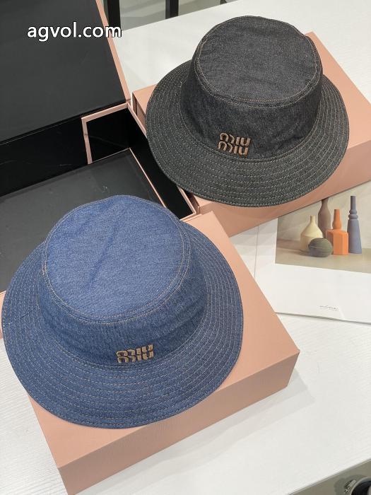 激安 通販 ブランド【日本未上陸】 新しいスタイル 滑らかなレザーMIUMIU帽子.._0_0