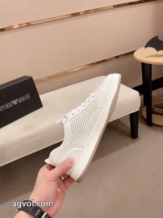 ブランド コピー 品魅力を引き出してくれる 人気注目のアイテム セール中スニーカーアルマーニ._0_4