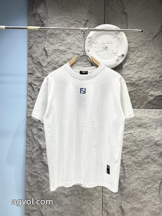 日本未入荷 高級感漂う 高品質な新品半袖Tシャツスーパー コピー 販売FENDI_0_3