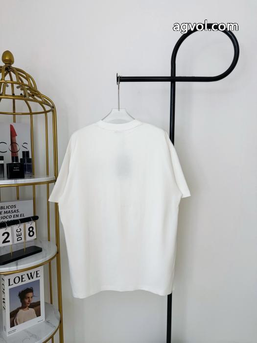 ブラッシュアップして華やかに 高級素材を採用 国内在庫有半袖Tシャツ偽物 ブランドbalenciaga_0_2