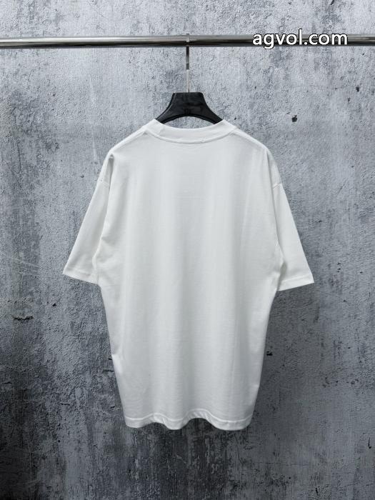 Tシャツルイ ヴィトンブランド 偽物 激安大人っぽいデザイン ムダな装飾を排したデザイン トレンド感溢れる._0_1