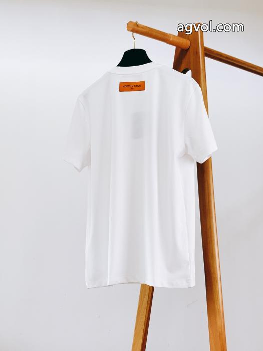 激安 ブランド 通販専門通販店 今季おすすめの話題作 今季はファション感漂うルイ ヴィトン半袖Tシャツ_0_1