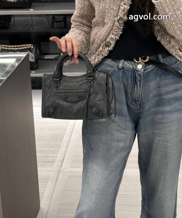 累計販売数5万枚突破 定番カラー ラグジュアリーな雰囲気バッグブランド 激安 balenciaga._0_4