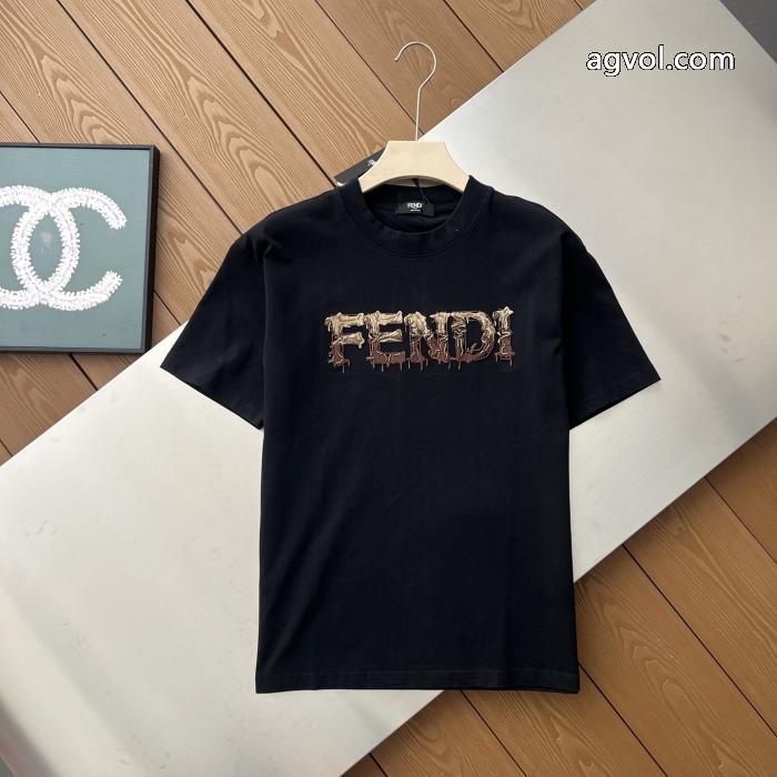 今季話題の一級品 お洒落な印象に 今年らしい着こなし偽 ブランドフェンディ半袖Tシャツ_0_2