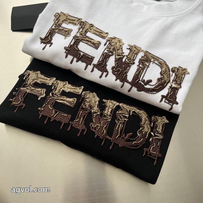 今季話題の一級品 お洒落な印象に 今年らしい着こなし偽 ブランドフェンディ半袖Tシャツ_0_4
