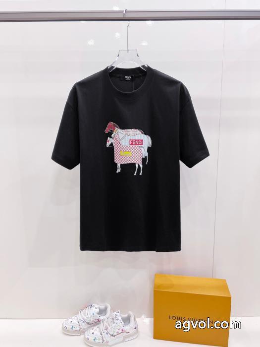 FENDIブランド スーパー コピー 通販入手困難限定アイテム 大人可愛いスタイル 着まわしアクセントTシャツ._0_0