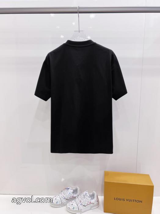 FENDIブランド スーパー コピー 通販入手困難限定アイテム 大人可愛いスタイル 着まわしアクセントTシャツ._0_1