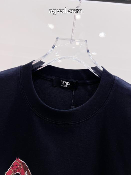 FENDIブランド スーパー コピー 通販入手困難限定アイテム 大人可愛いスタイル 着まわしアクセントTシャツ._0_2