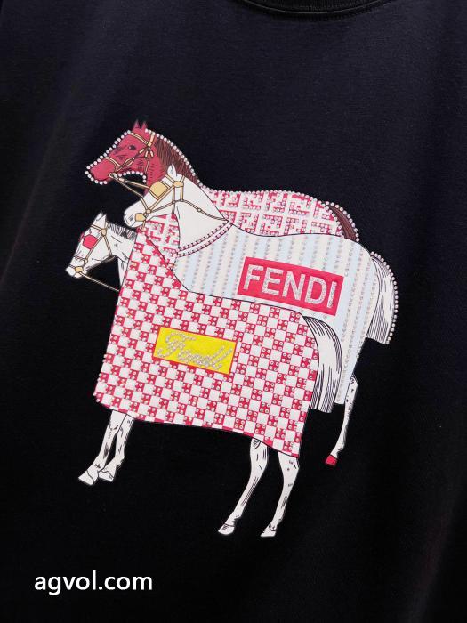 FENDIブランド スーパー コピー 通販入手困難限定アイテム 大人可愛いスタイル 着まわしアクセントTシャツ._0_4