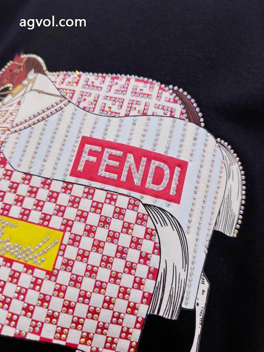 FENDIブランド スーパー コピー 通販入手困難限定アイテム 大人可愛いスタイル 着まわしアクセントTシャツ._0_5