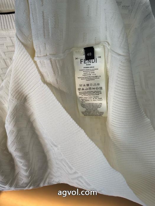 FENDIおしゃれ流行 トレンドのコーディネート 完売品夏に大活躍間違いなしブランドスーパーコピー2026シャツ.._0_5