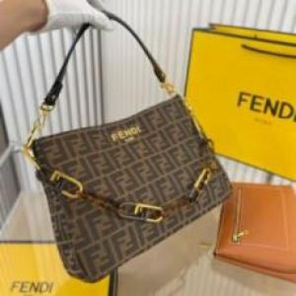 上品な輝きを放つ形 フェンディコピー 3色可選 人気ブランド  FENDIコピー ショルダーバッグ  2026.592.