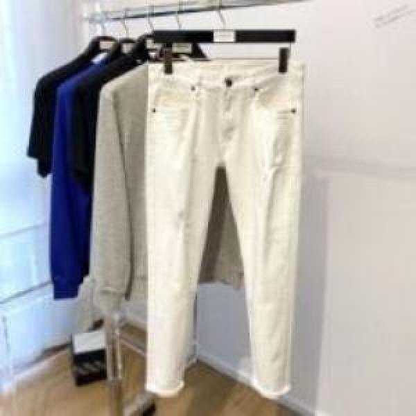 程よい丈感 2026 デニムパンツ GIVENCHYコピー ジバンシィコピー シックスタイルに活躍