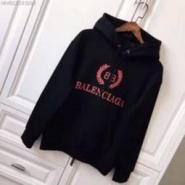 バレンシアガコピー BALENCIAGAコピー セレブ愛用の超人気商品トップス パーカー アウトドア系 程よい厚み 2025