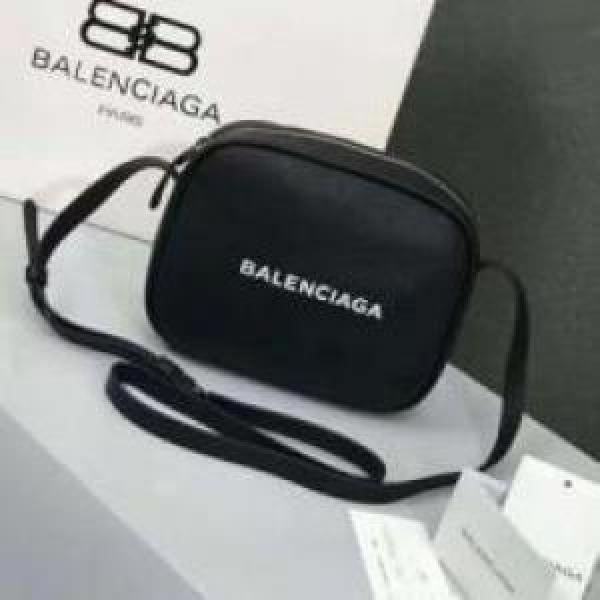 斜め掛けバッグ 多色可選 気軽に持てる BALENCIAGAコピー 今一番HOTな新品 バレンシアガコピー 2026.597.
