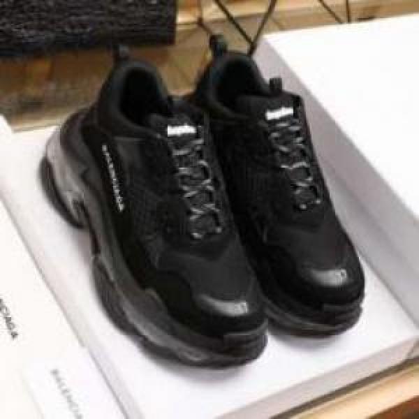 バレンシアガコピー スニーカー 2026 セレブ風 BALENCIAGAコピー 底にラバーが貼ってある