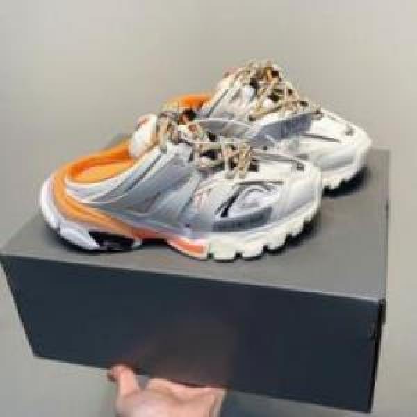 主役になる存在感 スニーカー クッション加工 BALENCIAGAコピー  2026 バレンシアガコピー