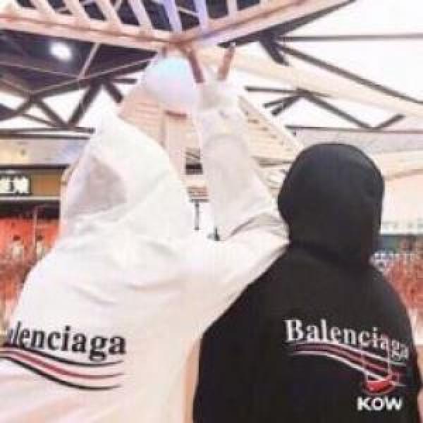 バレンシアガコピー 定番無地 ビンテージ感ある 3色可選 トップス 2026 BALENCIAGAコピー パーカー