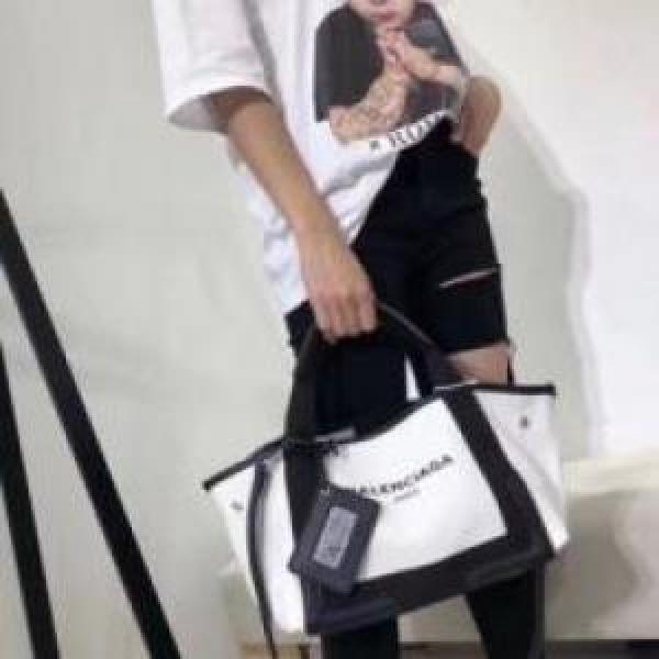 メインルーム BALENCIAGAコピー セレブ愛用の超人気商品 非凡な容量 バレンシアガコピー 2026 ハンドバッグ.597.