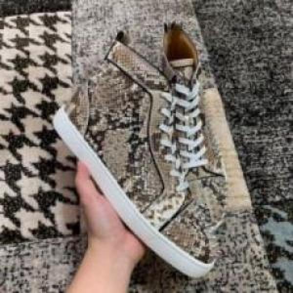 クリスチャンルブタンコピー 海外セレブ定番愛用  2025 シューズ  Christian Louboutinコピー カジュアルシューズ