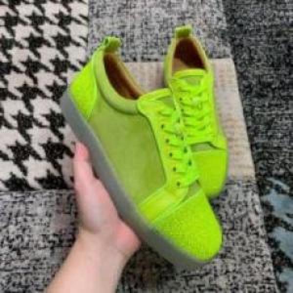 洗練を十分に演出する クリスチャンルブタンコピー  スニーカー Christian Louboutinコピー シューズ 人目を惹くデザイン 2026