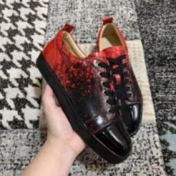 クリスチャンルブタンコピー 優美なお出かけスタイル カジュアルシューズ シューズ 2025 Christian Louboutinコピー