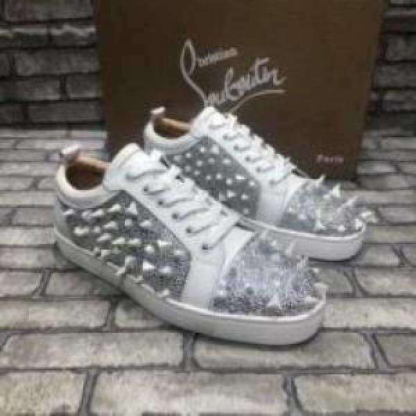 軽量で疲れにくい Christian Louboutinコピー 2025 シューズ クリスチャンルブタンコピー カジュアルシューズ 大注目！
