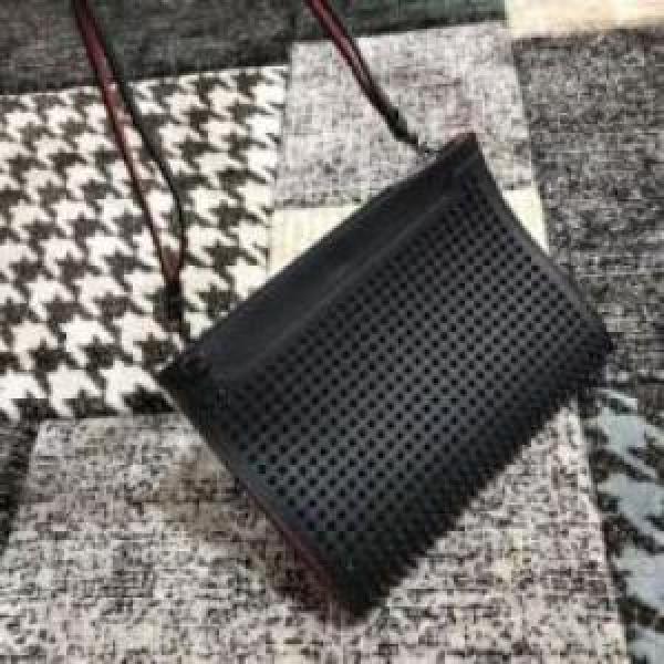 Christian Louboutinコピー クリスチャンルブタンコピー 上質 2026 肩掛けバッグ 本革.611.