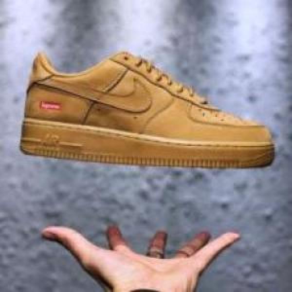 ランニングシューズ SUPREMEコピー  シュプリーム コピー 2026 主役になる存在感 Supreme x Air Force 1"Flax"
