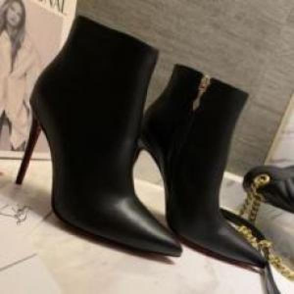 お洒落に魅せる 履き心地抜群 2色可選 クリスチャンルブタンコピー Christian Louboutinコピー 魅力的 ハイヒール シューズ  2026