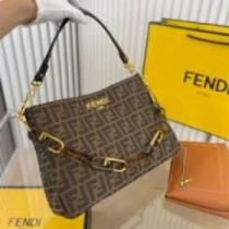 上品な輝きを放つ形 フェンディコピー 3色可選 人気ブランド  FENDIコピー ショルダーバッグ  2026.592.