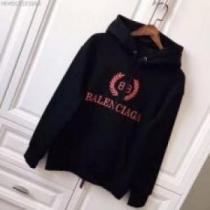 バレンシアガコピー BALENCIAGAコピー セレブ愛用の超人気商品トップス パーカー アウトドア系 程よい厚み 2025