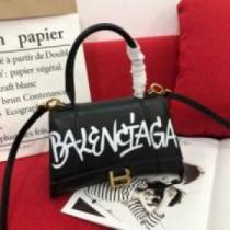 手持ち&ショルダー掛け ショルダーバッグ バレンシアガコピー 争奪戦必至 2026 BALENCIAGAコピー 2色可選 ミニバッグ.597.