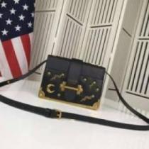PRADAコピー キャリア女性のお悩み解決 バッグ プラダコピー ショルダーバッグ 高評価の人気品 多色可選  2026.623.