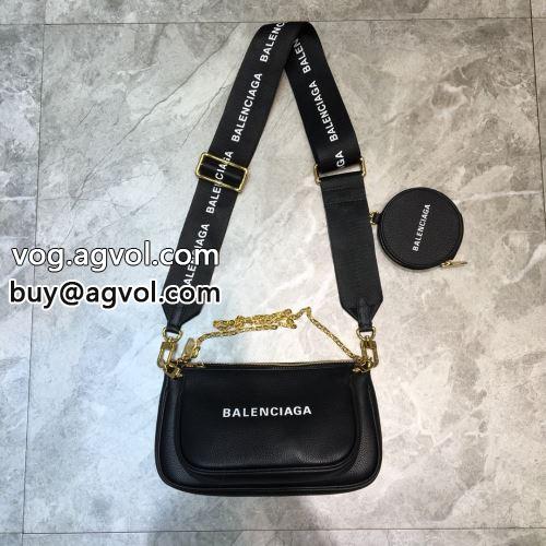 2022 バレンシアガコピー  確定となる上品 斜め掛けバッグ 柔軟 BALENCIAGAコピー 争奪戦必至